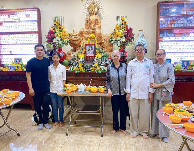 Bố mẹ Phùng Ngọc Huy, cựu quản lý (áo đen)&nbsp;và bảo mẫu bé Lavie làm lễ cúng 100 ngày cho Mai Phương.