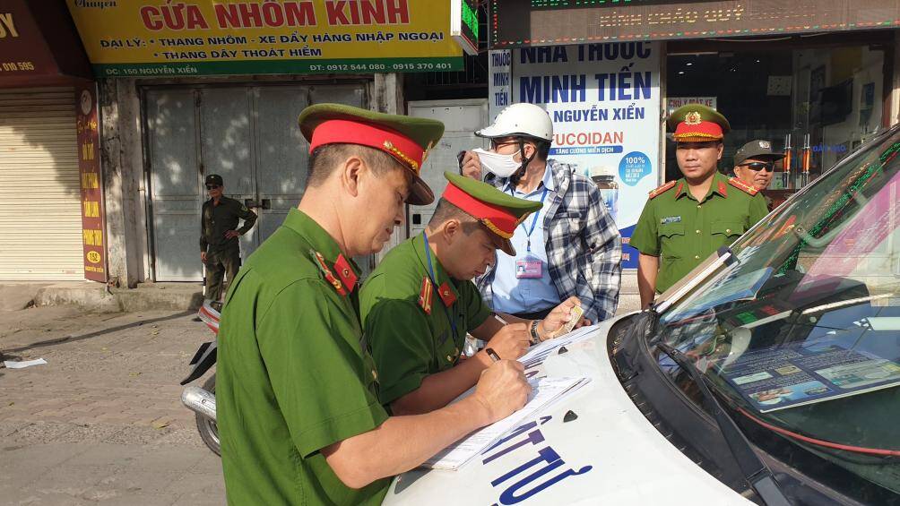 Công an phường Hạ Đình chốt trực, xử lý người điều khiển xe máy đi ngược chiều đường Nguyễn Xiển