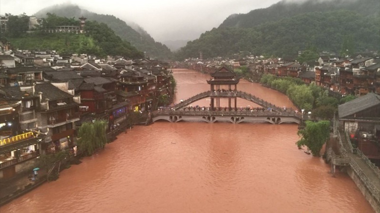 Phượng Hoàng cổ trấn chìm trong biển nước (ảnh: Taiwan News)