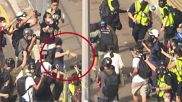 Thanh niên cầm vật giống dao đâm cảnh sát ở Hong Kong.