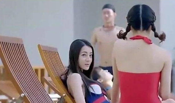 Cảnh quay diện monokini của Địch Lệ Nhiệt Ba cũng chỉ thoáng qua.