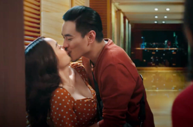 Nếu như trong "Em chưa 18", Kaity Nguyễn và Kiều Minh Tuấn đóng vai cặp đôi thì sau 3 năm, cả hai tiếp tục sánh bước trong vai người tình của nhau.
