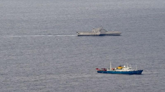 Tàu chiến USS Gabrielle Giffor (trên) đến gần tàu Hải Dương 4 (dưới) hôm 1-7. Ảnh: U.S. Navy