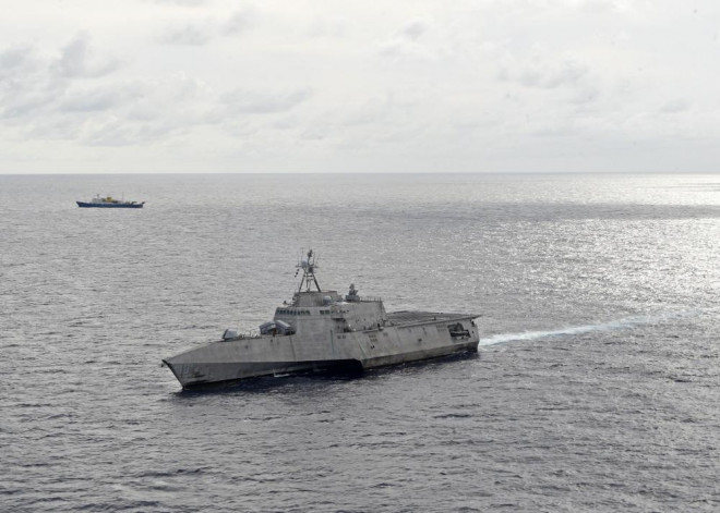 Tàu USS Gabrielle Giffords tăng tốc vượt lên tàu Hải Dương 4. Ảnh: U.S. Navy