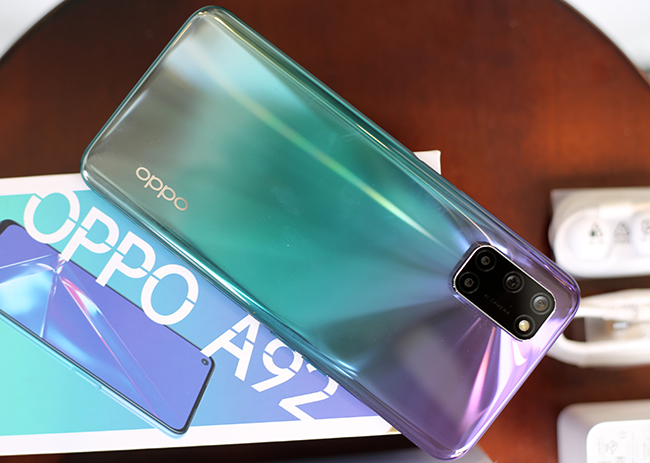 Với thiết kế bo cong 3D và cách phối màu mô phỏng chòm sao trên chiếc điện thoại A92, Oppo mang đến trải nghiệm mới mẻ ở phiên bản "Tím Cá Tính".
