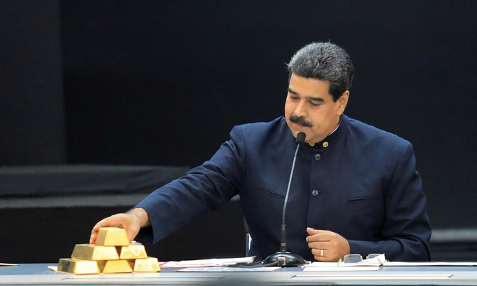 Tổng thống Venezuela Nicolas Maduro cầm trên tay những thỏi vàng.