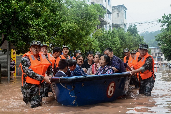 Người dân ở phía tây nam thành phố Trùng Khánh được sơ tán bằng thuyền.