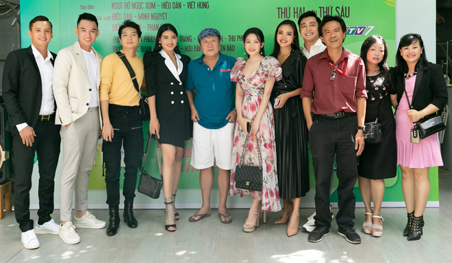 &#34;Mẹ ghẻ&#34; Văn Phượng lột xác thành cô gái gợi cảm &#34;ngại yêu&#34; - 1
