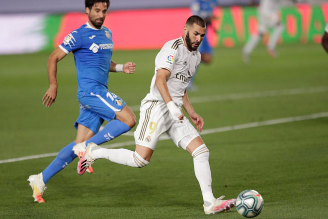 Benzema và Real Madrid vừa thắng sát nút Getafe để tạo lớn thế lớn trước Barcelona ở cuộc đua tranh chức vô địch La Liga cuối mùa giải này