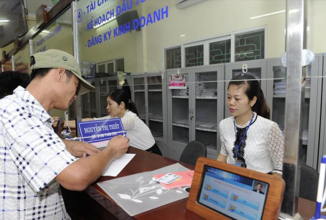 Người dân đến làm dịch vụ công trực tuyến mức độ 3. Ảnh: Tiền Phong