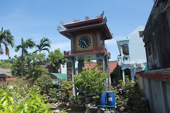 Một tháp đồng hồ độc đáo xuất hiện trong khuôn viên nhà Phạm Văn Thuộc, xóm 10, xã Thụy Bình (Thái Thụy, Thái Bình) khiến nhiều người dân trong vùng cũng như du khách bất ngờ, thích thú
