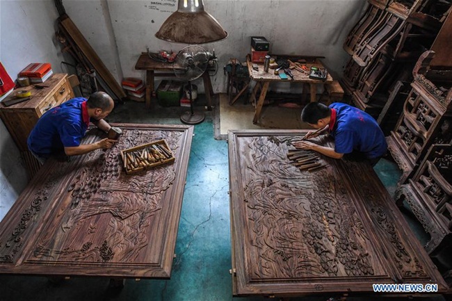 Trước đây, Huayuan là làng nghèo. Năm 1978, thu nhập bình quân đầu người chỉ là 87 nhân dân tệ. Từ năm 1981, kinh tế làng đã phát triển nhanh và thành làng kiểu mẫu, khu dân cư đẹp...
