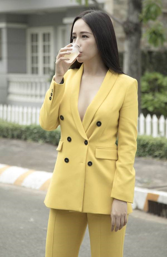Trong ngày cúng khai máy một bộ phim với tư cách là nhà đầu tư, Mai Phương Thúy xuất hiện với vest màu vàng không nội y - style yêu thích thời gian gần đây của 'Hoa hậu Việt Nam 2006'.
