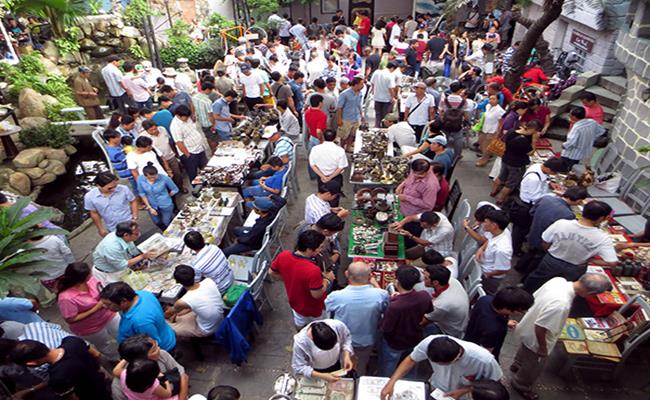 Chợ đồ cổ Nơ Trang Long được hình thành từ năm 2013, với ý tưởng giao lưu giữa các nhà sưu tập đồ cổ tại TPHCM và khu vực lân cận.
