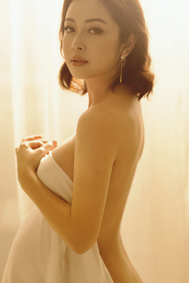 Jennifer Phạm cũng nằm trong danh sách những mỹ nhân "mê" đẻ và càng đẻ càng đẹp, gợi cảm.
