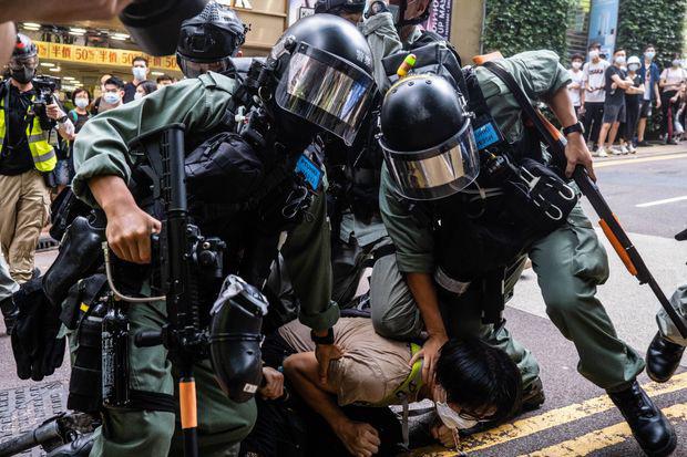 Cảnh sát trấn áp một người biểu tình ở Hong Kong hôm 1-7. Ảnh: Zuma Press