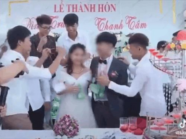 Bạn trẻ - Cuộc sống - Hội ế vợ thi nhau tặng chú rể quà chia tay đời độc thân, cô dâu đứng bên &quot;khóc thầm&quot;