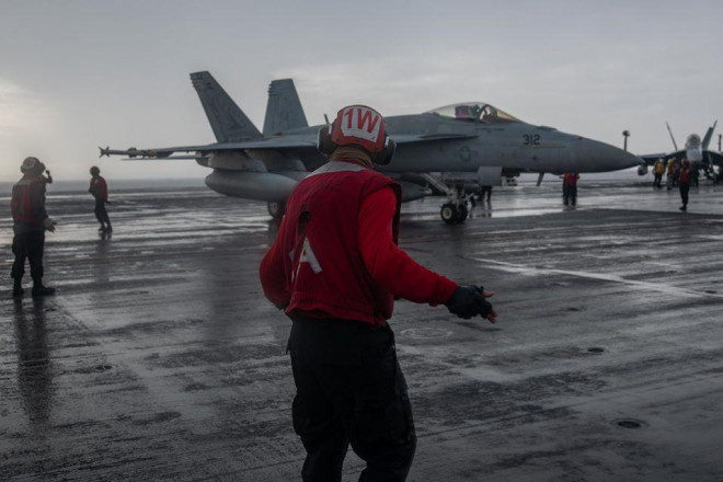 Một hàng rào an toàn từ "người" được tạo thành xung quanh Super Hornet F/A-18E trên boong USS Ronald Reagan. Ảnh: Hạm đội 7 Mỹ