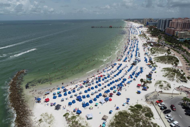 Người dân bang Florida - Mỹ vẫn ra biển vui chơi bất chấp cảnh báo Covid-19. Ảnh: Reuters