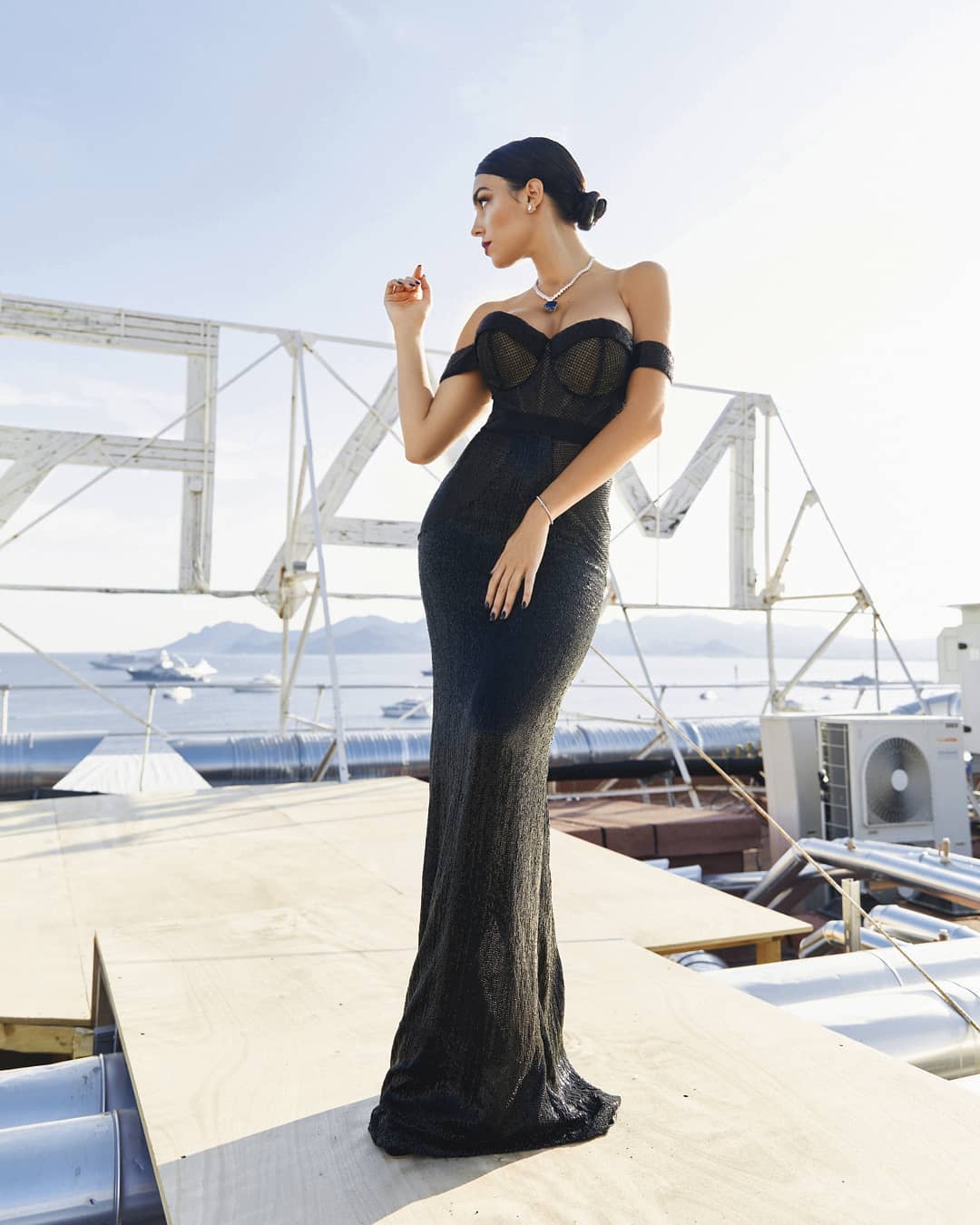 Tham dự liên hoan phim Cannes 2019,&nbsp;Georgina Rodriguez chọn mặc chiếc váy trễ nải màu đen với dáng cúp ngực tinh tế. Dáng váy ôm&nbsp;sát thân trên và dài chấm gót vừa tạo sự duyên dáng cho người mặc vừa tăng thêm sự quyến rũ rất mực nữ tính.