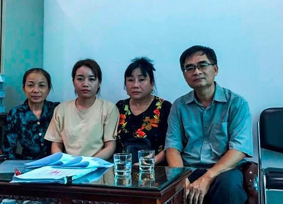Luật sư Trần Hồng Phong và gia đình Hồ Duy Hải.
