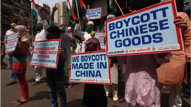Người Ấn Độ biểu tình kêu gọi tẩy chay hàng hóa Trung Quốc.