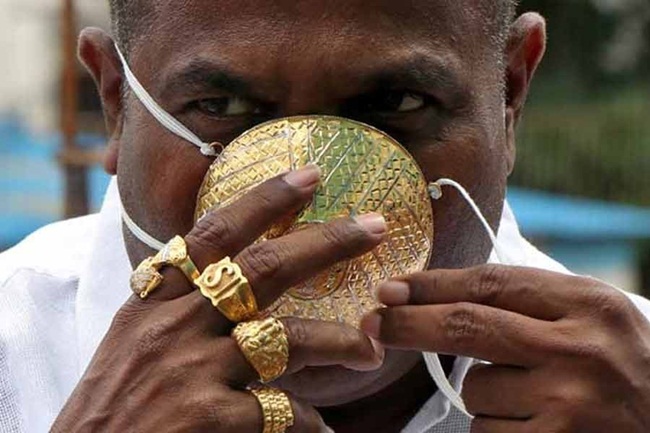 Doanh nhân này tên là Shankar Kurhade (Ấn Độ) gây sốt mạng xã hội khi đeo trang sức bằng vàng trên người gồm một dây chuyền vàng, vòng tay vàng và nhẫn lớn.
