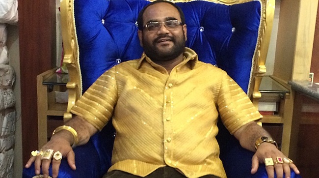 Trước đây, từng có doanh nhân Ấn Độ tên là Pankaj Parakh gây sốc với việc đặt may một chiếc áo bằng vàng.
