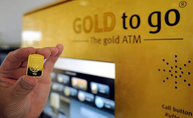 Máy ATM giờ đây không chỉ là một định nghĩa về việc trao đổi hay chuyển tiền nữa mà đã biến thể thành… máy rút vàng. Những máy này được đặt khắp nơi trong trung tâm thương mại ở thành phố Dubai.
