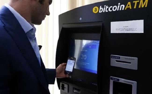 Bitcoin là một loại tiền kỹ thuật số được tạo ra từ một mạng lưới kết nối các máy tính khắp thế giới. Nhiều năm trước, một cửa hàng cà phê ở Canada đã lắp máy ATM bitcoin đổi tiền ảo lấy tiền mặt và ngược lại. 
