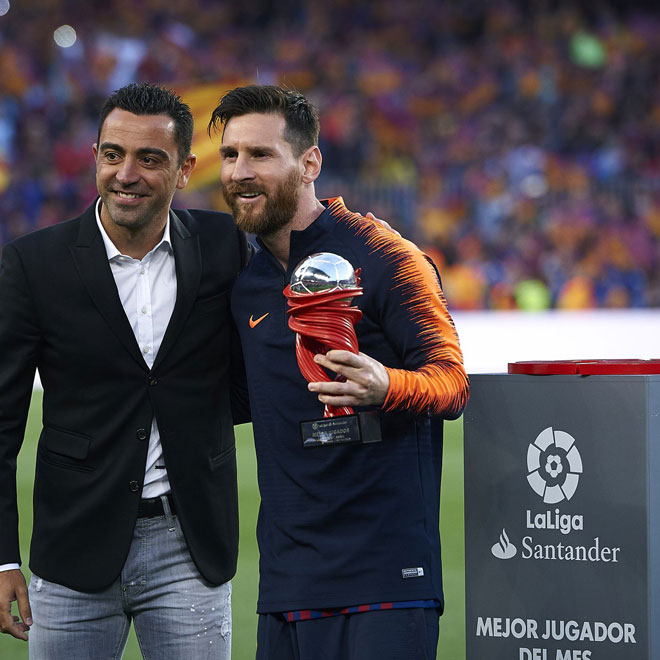 HLV Xavi có thể dẫn dắt đồng đội cũ Messi nếu trở về Barca mùa tới