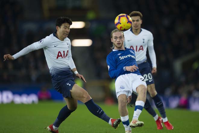 Tottenham (áo trắng) đang hướng đến chiến thắng trước Everton