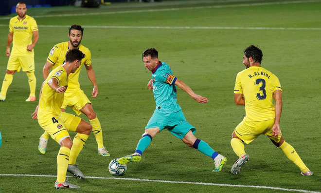 Messi đi bóng giữa vòng vây các cầu thủ Villarreal