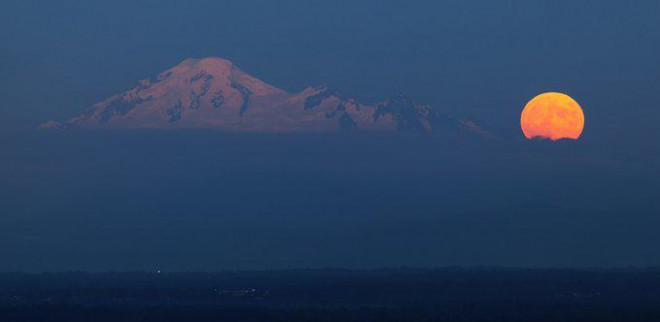 Hình ảnh mặt trăng tròn tuyệt đẹp gần núi Baker,&nbsp;Washington, Mỹ