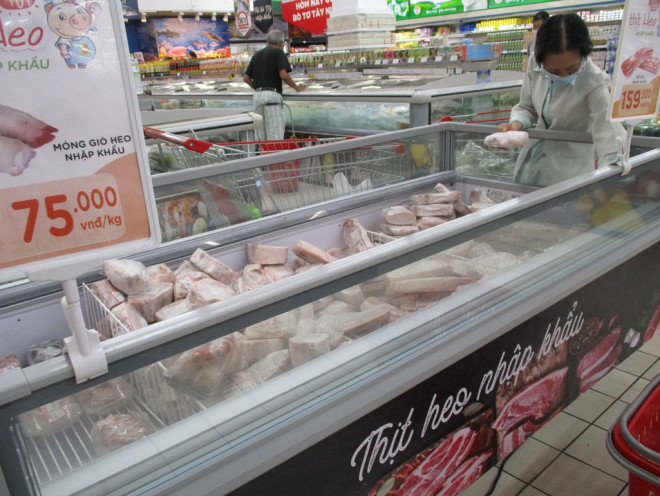 Người tiêu dùng mua thịt heo đông lạnh tại siêu thị