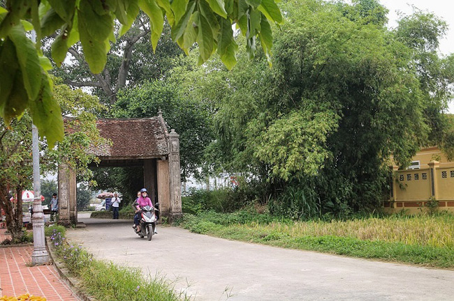 Cách Hà Nội 40 km về phía Tây, cạnh QL32, Làng Cổ Đường Lâm là ngôi làng đầu tiên ở Việt Nam được trao bằng Di tích lịch sử văn hóa quốc gia. Nơi đây hiện còn lưu giữ khoảng 900 căn nhà cổ truyền thống.
