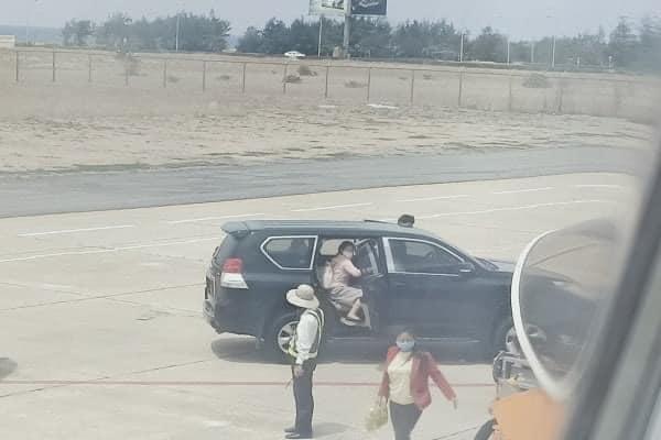 Hình ảnh chiếc xe biển xanh vào sân bay Tuy Hòa đang gây xôn xao dư luận.