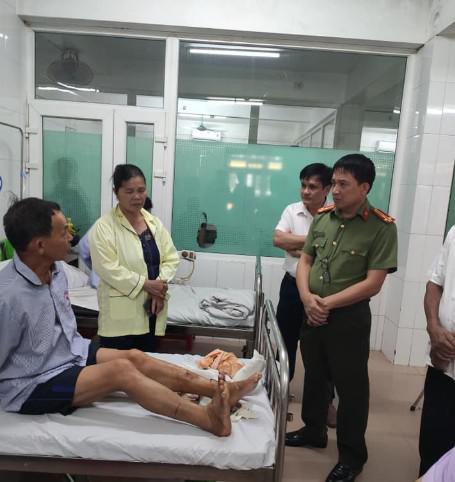 Ông Phan Trung Kiền, công an viên, bị thương đang điều trị tại bệnh viện - Ảnh: Công an cung cấp