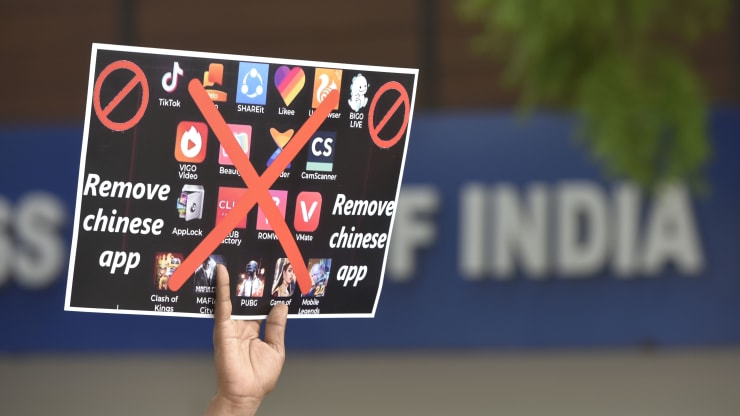 Poster kêu gọi tẩy chay các app điện thoại Trung Quốc. Ảnh: Getty