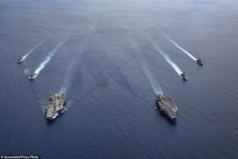 Tàu sân bay USS Nimitz và USS Ronald Reagan cùng các tàu hộ tống trong bức ảnh chụp ngày 6.7.
