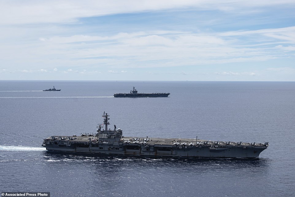 Tàu sân bay USS Ronald Reagan (giữa) và tàu sân bay USS Nimitz hoạt động ở Biển Đông.