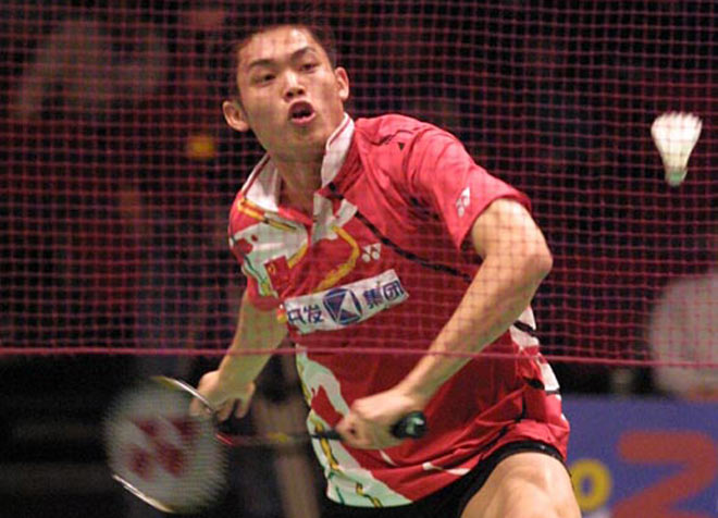 Năm 2002 trong trận chung kết Korea Open, Lin Dan đánh bại tay vợt chủ nhà Shon Seung Mo để giành chức vô địch chuyên nghiệp đầu tiên