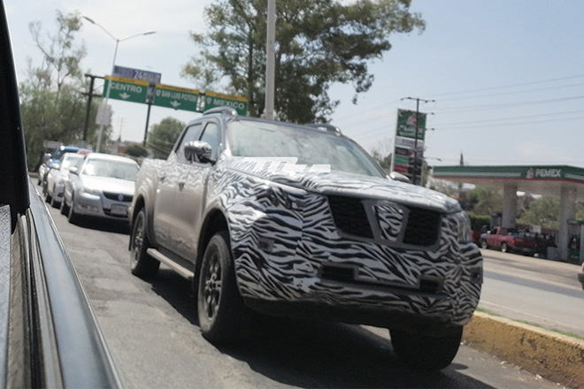 Nissan Navara thế hệ mới chạy thử nghiệm cùng lớp ngụy trang - 1