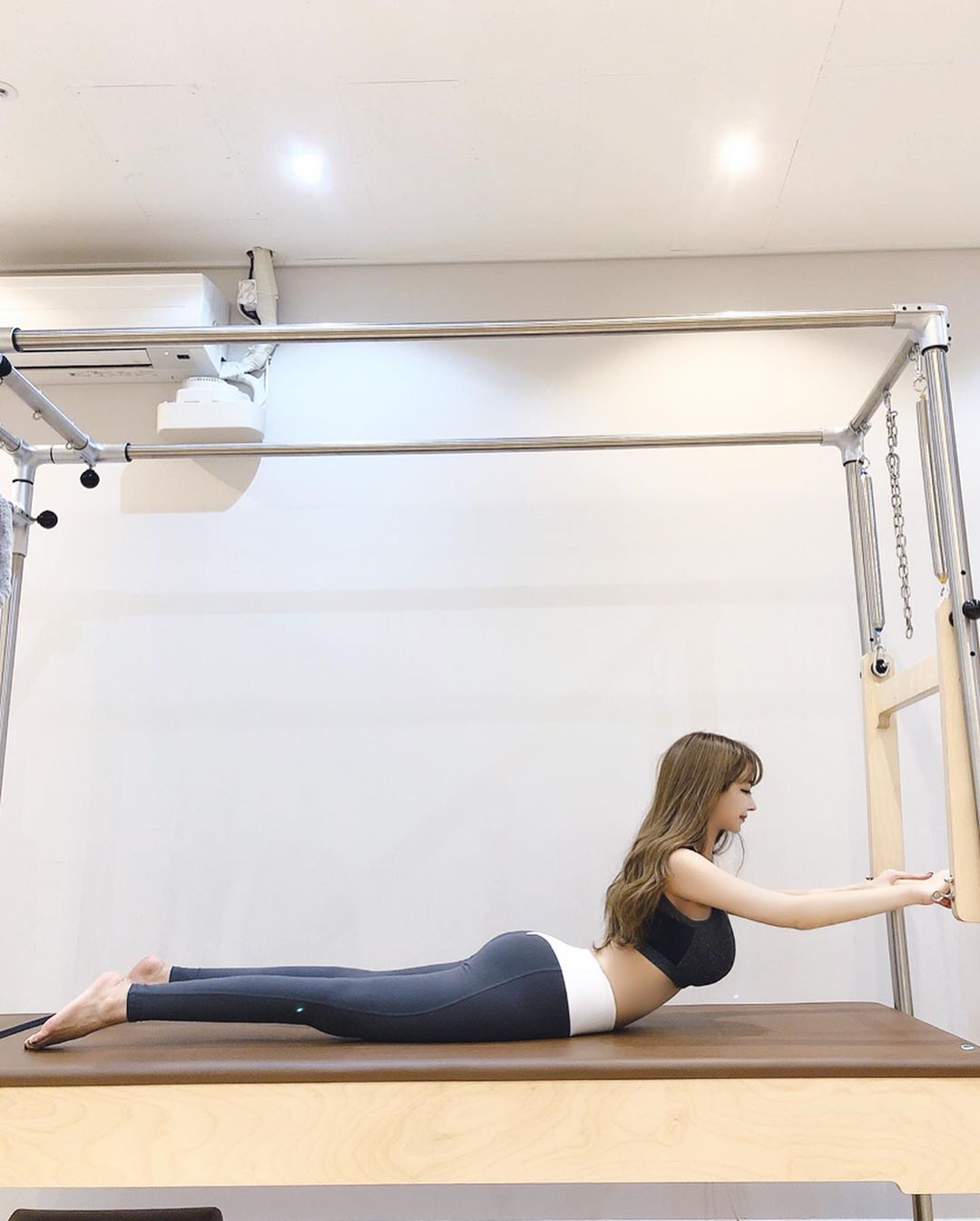 Người đẹp rất chăm chỉ luyện tập pilates để có được thân hình cân đối.