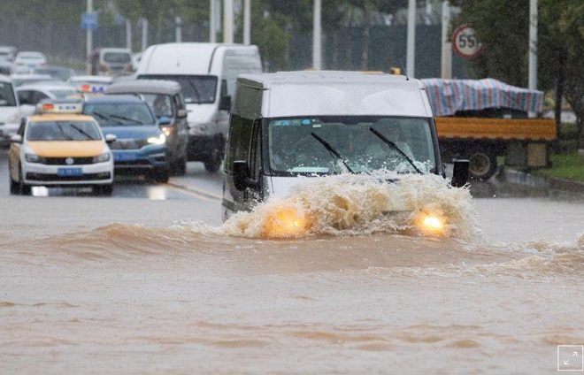 Mưa lớn suốt cả ngày 5.7 khiến thành phố Vũ Hán, Trung Quốc&nbsp;bị ngập nặng.