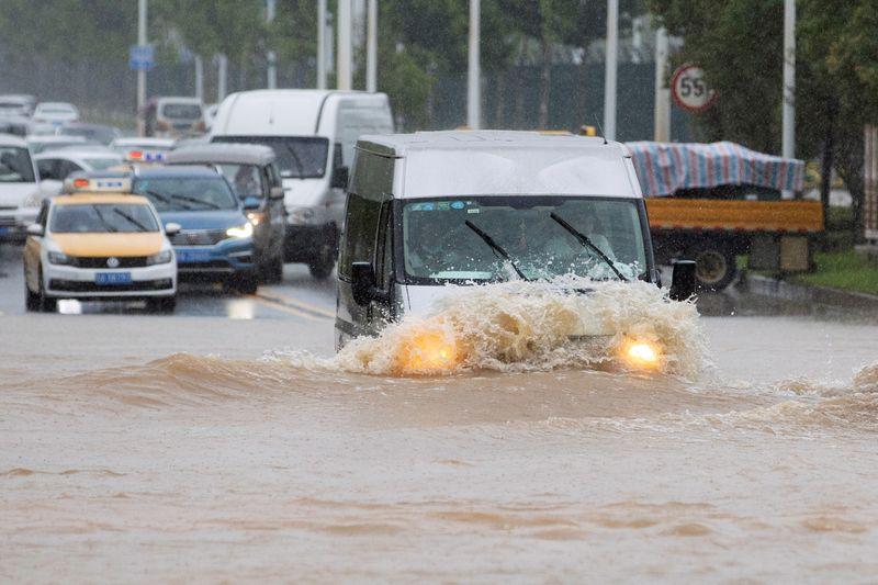 Đường phố Vũ Hán ngập nặng hôm 6/7. Ảnh: Reuters/Getty