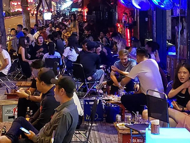 Thực khách đông nghẹt tại các quán lộ thiên trên đường Phạm Văn Đồng. Ảnh: T.SANG