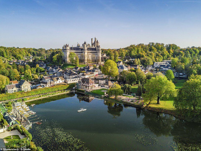 &nbsp;5 - Pierrefonds, một ngôi làng ở miền bắc nước Pháp nổi tiếng với lâu đài có thể chiếm ngưỡng toàn bộ ngôi làng từ cao nguyên đá.