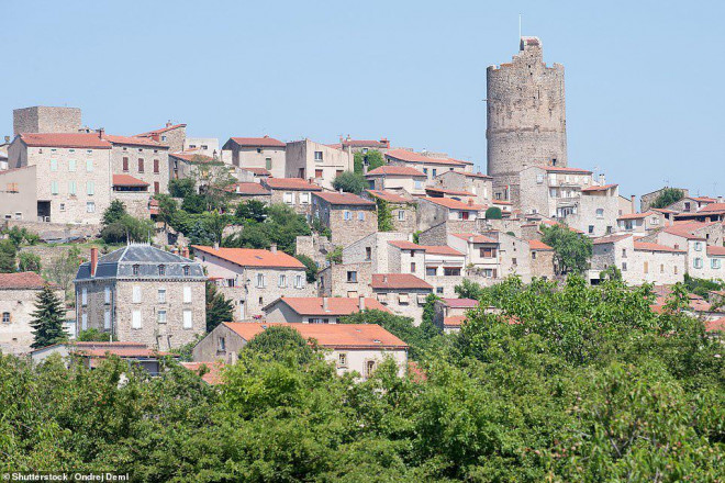 &nbsp;8 - Montpeyroux, ở Auvergne-Rhône-Alpes, miền đông nam nước Pháp. Đây là một trong những ngôi làng đẹp nhất nước Pháp với cảnh đẹp nhân đôi khi ngắm từ tòa tháp cổ bên trong làng.