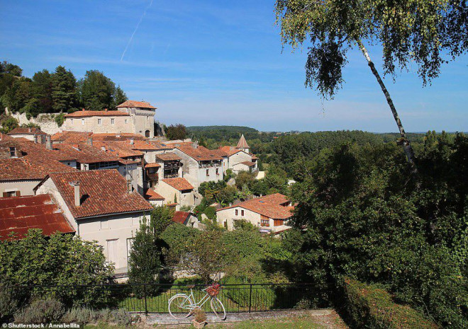 11 - Aubeterre-sur-Dronne ở vùng Nouvelle-Aquitaine phía tây nam nước Pháp, với dân số chỉ 386 người. Kho báu thực sự của làng là 'nhà thờ đá nguyên khối ấn tượng' ở trung tâm.